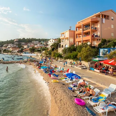 Ivan - Beachfront Apartman *