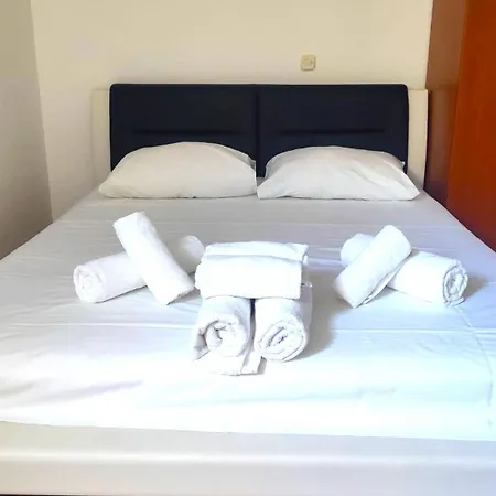 Ivan - Beachfront كومارنا